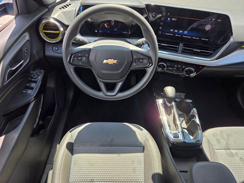 Used 2025 Chevrolet Trax LT FWD image 11