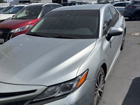 Used 2020 Toyota Camry SE FWD image 1