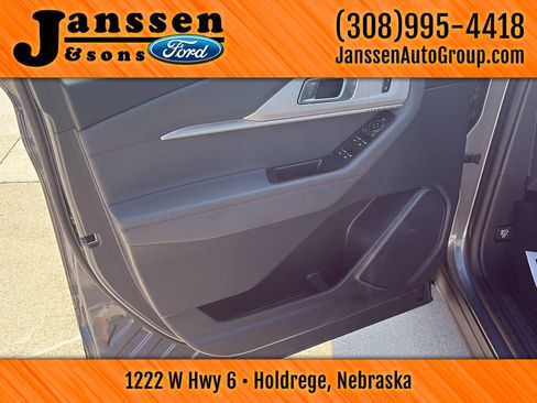 Used 2025 Ford Explorer Active w/ Active Comfort Package image 9