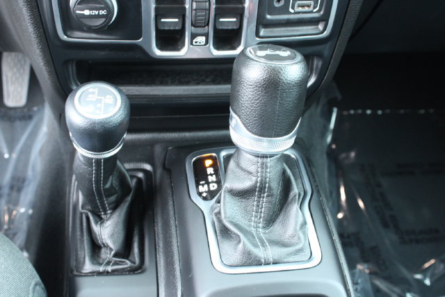 Used 2024 Jeep Wrangler Unlimited Sahara AWD/4WD image 17