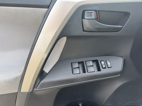 Used 2015 Toyota RAV4 LE AWD/4WD image 18