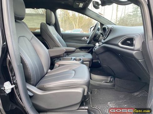 New 2026 Chrysler Pacifica Select image 6