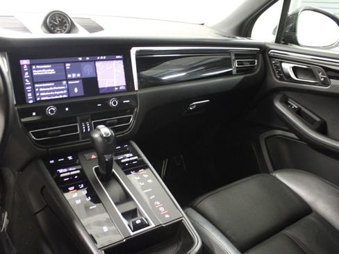 Certified 2022 Porsche Macan AWD/4WD image 23