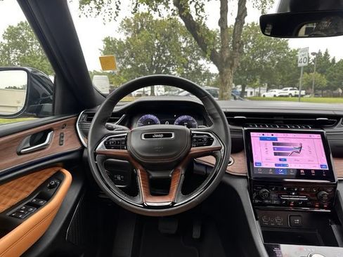 Used 2025 Jeep Grand Cherokee L Summit w/ Luxury Tech Group V AWD/4WD image 19