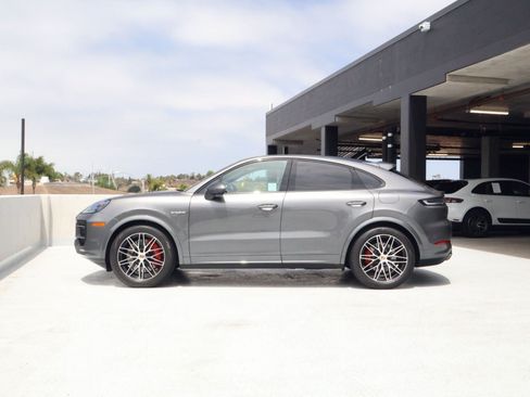 Certified 2026 Porsche Cayenne S AWD/4WD image 2