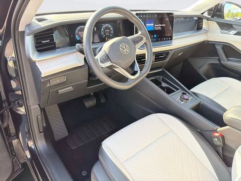 Used 2025 Volkswagen Tiguan SE AWD/4WD image 23
