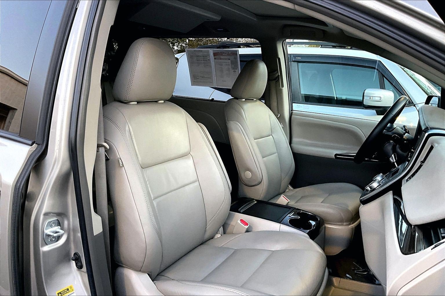 Used 2016 Toyota Sienna XLE Premium FWD image 7