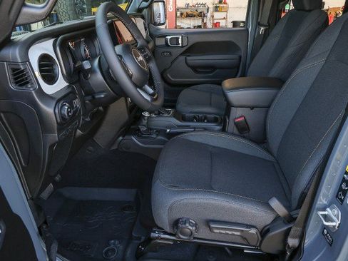 New 2025 Jeep Gladiator Sport image 10