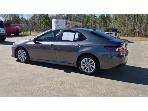 Used 2022 Toyota Camry LE image 6