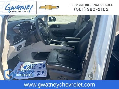 Used 2023 Chrysler Pacifica Limited image 35