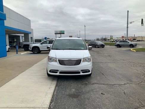 Used 2015 Chrysler Town & Country Touring-L w/ Driver Convenience Group image 3