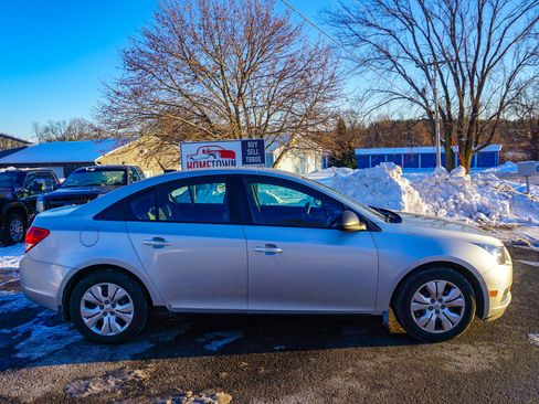 Used 2014 Chevrolet Cruze LS image 2