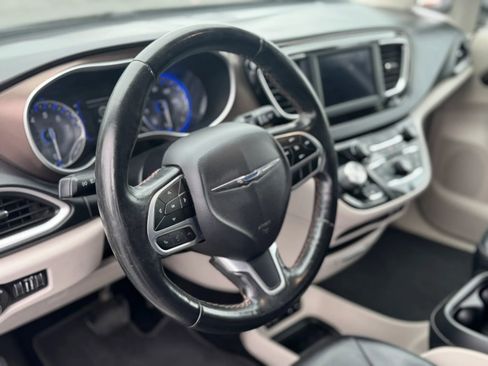 Used 2019 Chrysler Pacifica Touring-L FWD image 18