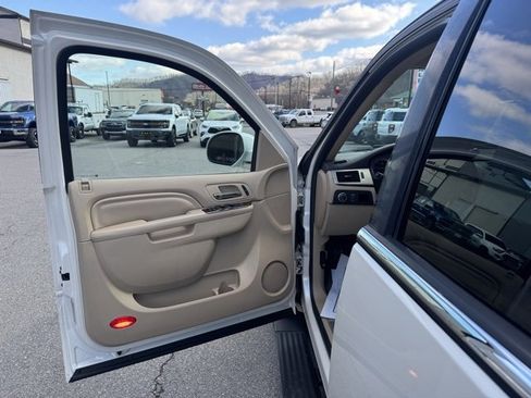 Used 2013 Cadillac Escalade Premium image 11