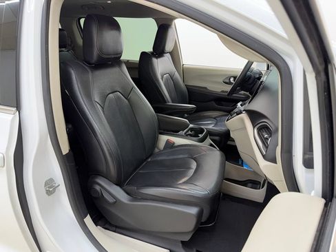 Used 2022 Chrysler Pacifica Touring-L FWD image 12
