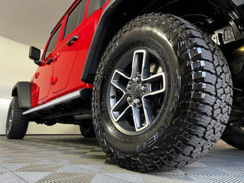 Used 2025 Jeep Gladiator Mojave w/ Convenience Group AWD/4WD image 27