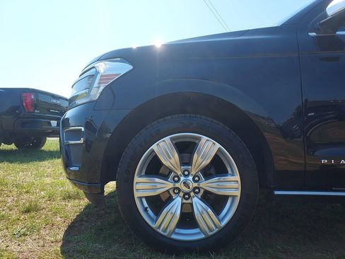 Used 2022 Ford Expedition Platinum AWD/4WD image 16