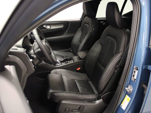 Used 2023 Volvo XC40 B5 Plus w/ Climate Package image 19