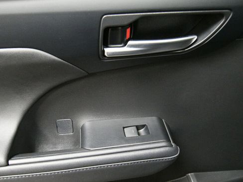 Used 2023 Toyota Highlander XLE image 23