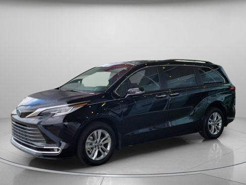 Used 2025 Toyota Sienna Limited image 2