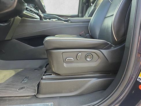 Used 2024 Cadillac Escalade Premium Luxury AWD/4WD image 28