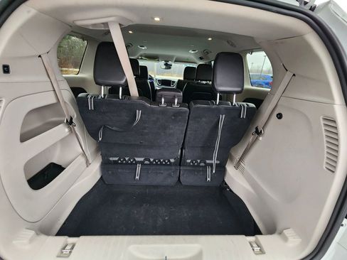 Used 2023 Chrysler Pacifica Touring-L image 24