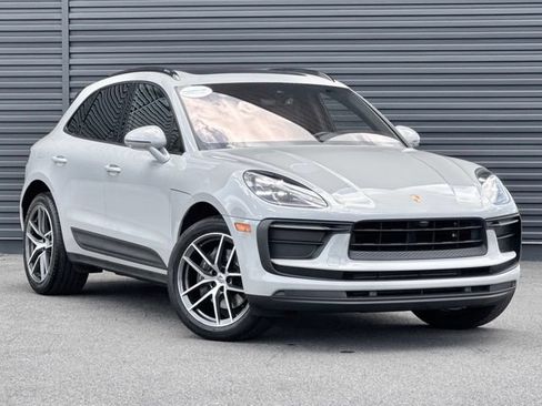 Certified 2022 Porsche Macan AWD/4WD image 9
