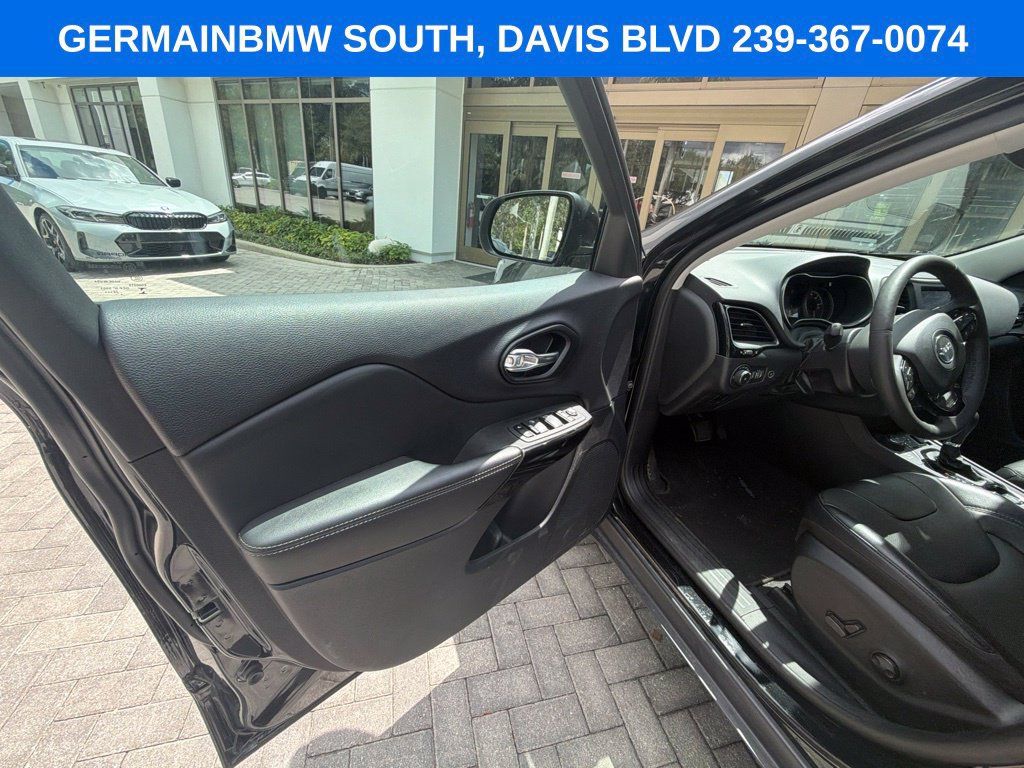 Used 2023 Jeep Cherokee Altitude Lux AWD/4WD image 19