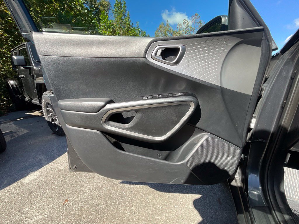 Used 2025 Kia Soul LX w/ LX Technology Package FWD image 8