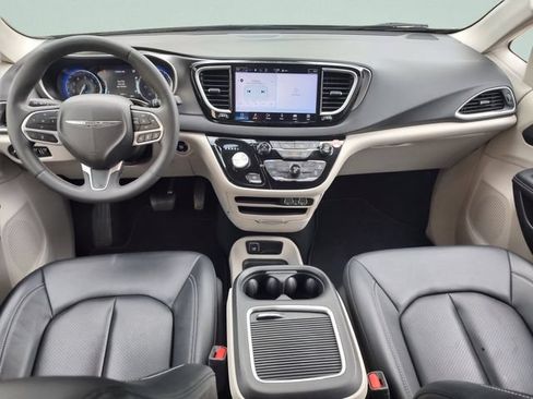 Certified 2024 Chrysler Pacifica Touring-L FWD image 9