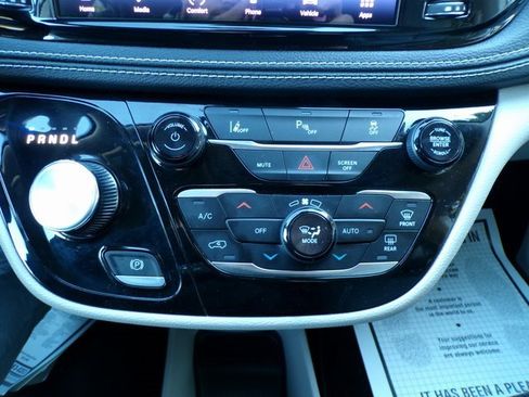 Used 2023 Chrysler Pacifica Touring-L image 28