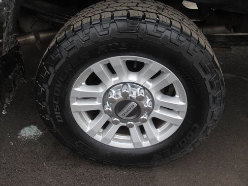 Used 2018 Ford F250 XLT w/ Snow Plow Prep Package image 11