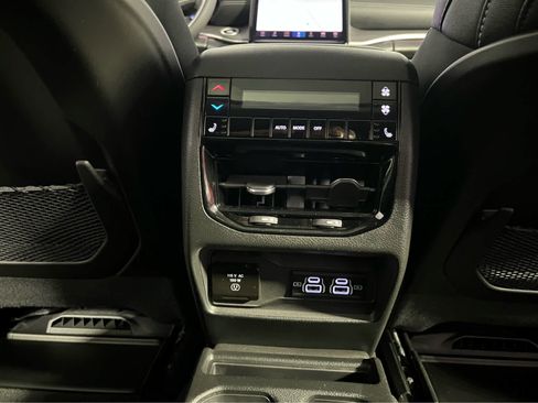 Used 2023 Jeep Grand Cherokee L Limited w/ Luxury Tech Group II AWD/4WD image 11