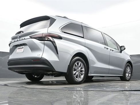 Used 2025 Toyota Sienna LE image 26
