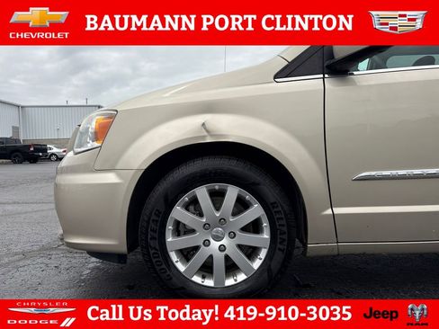 Used 2013 Chrysler Town & Country Touring FWD image 28