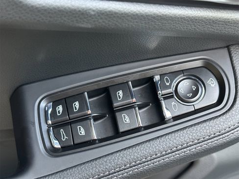 Used 2025 Porsche Macan image 13