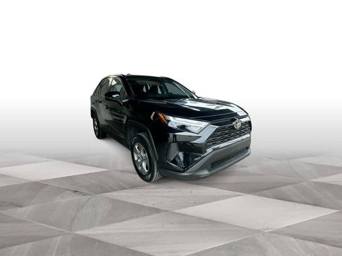 Used 2025 Toyota RAV4 XLE AWD/4WD image 2