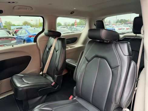 Used 2024 Chrysler Pacifica Touring-L FWD image 17
