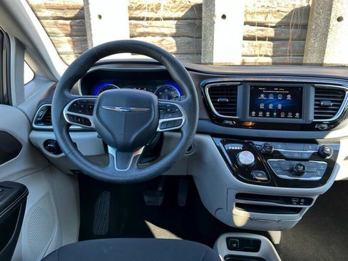 Used 2020 Chrysler Voyager L image 13