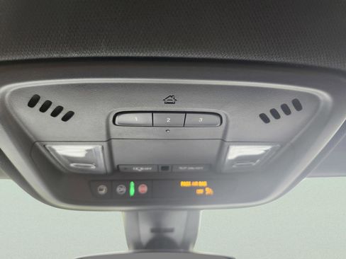 Used 2023 Chevrolet Traverse LT FWD image 18