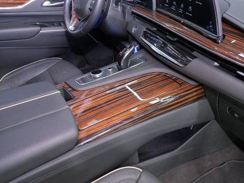 Used 2024 Cadillac Escalade ESV Premium Luxury image 35