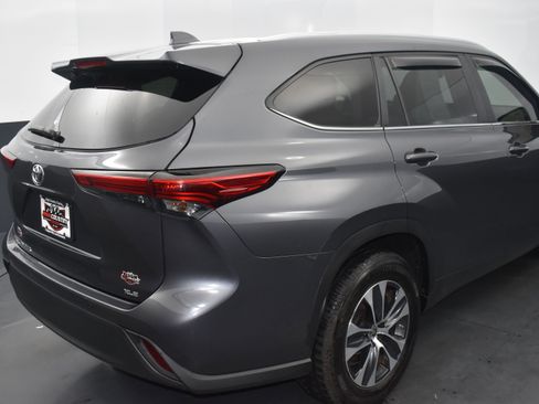 Used 2023 Toyota Highlander XLE FWD image 2