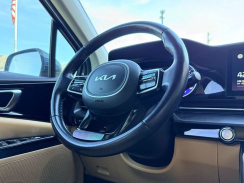 Used 2022 Kia Carnival EX image 9