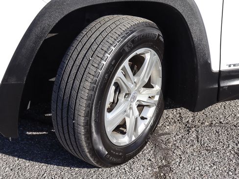 Used 2024 GMC Terrain SLE image 17