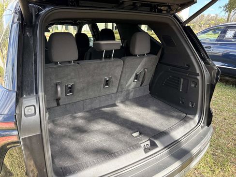 Used 2025 Chevrolet Traverse LT image 12
