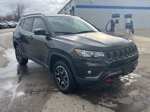 Used 2025 Jeep Compass Trailhawk image 9