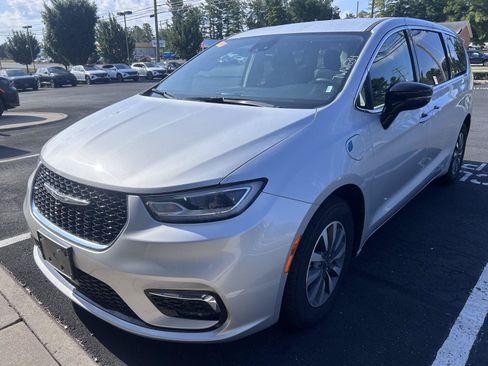 Used 2024 Chrysler Pacifica Limited FWD image 1