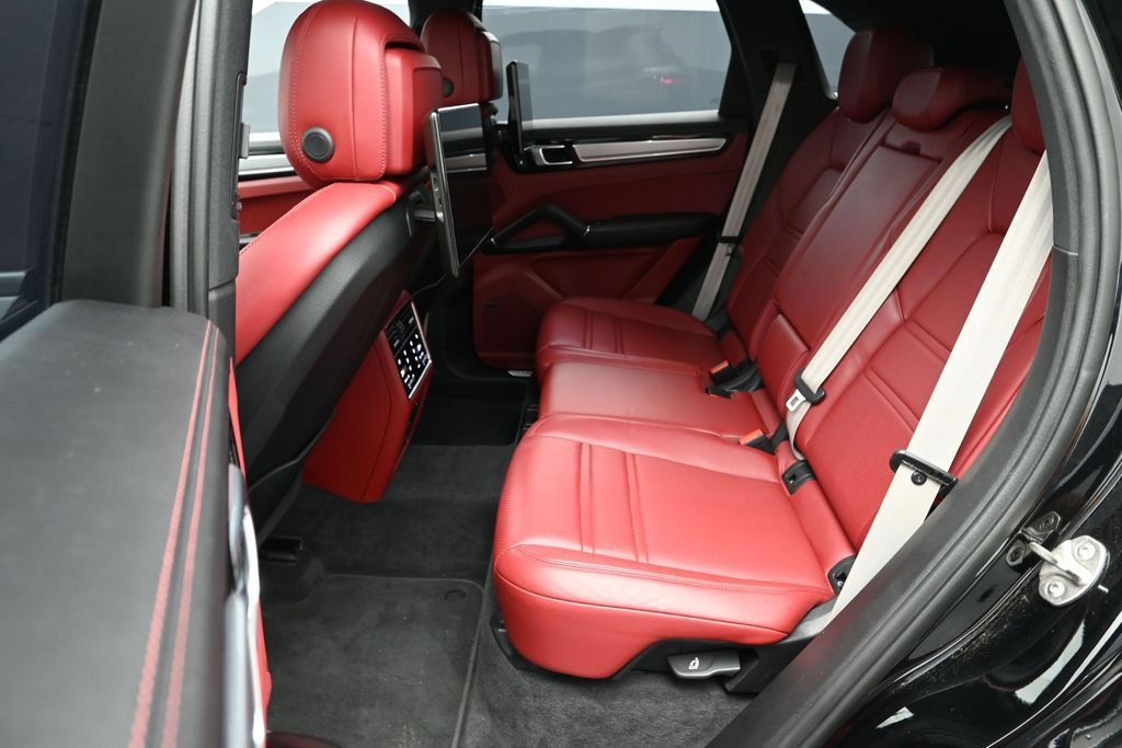 Certified 2023 Porsche Cayenne Platinum Edition AWD/4WD image 17