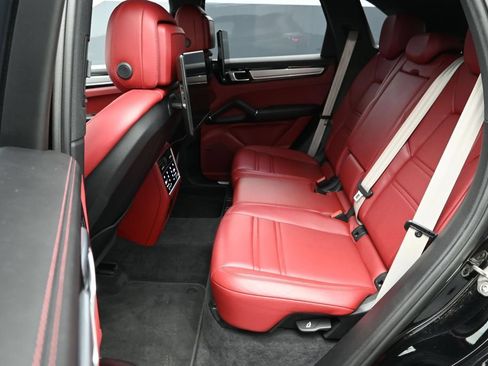 Certified 2023 Porsche Cayenne Platinum Edition AWD/4WD image 17