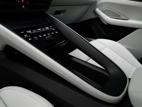 Certified 2025 Porsche Macan 4S Electric AWD/4WD image 25